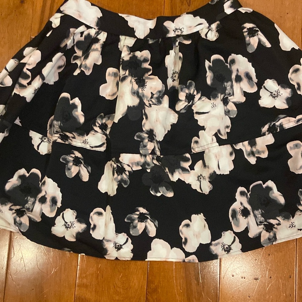 FLORAL EXPRESS SKIRT IN SIZE 6